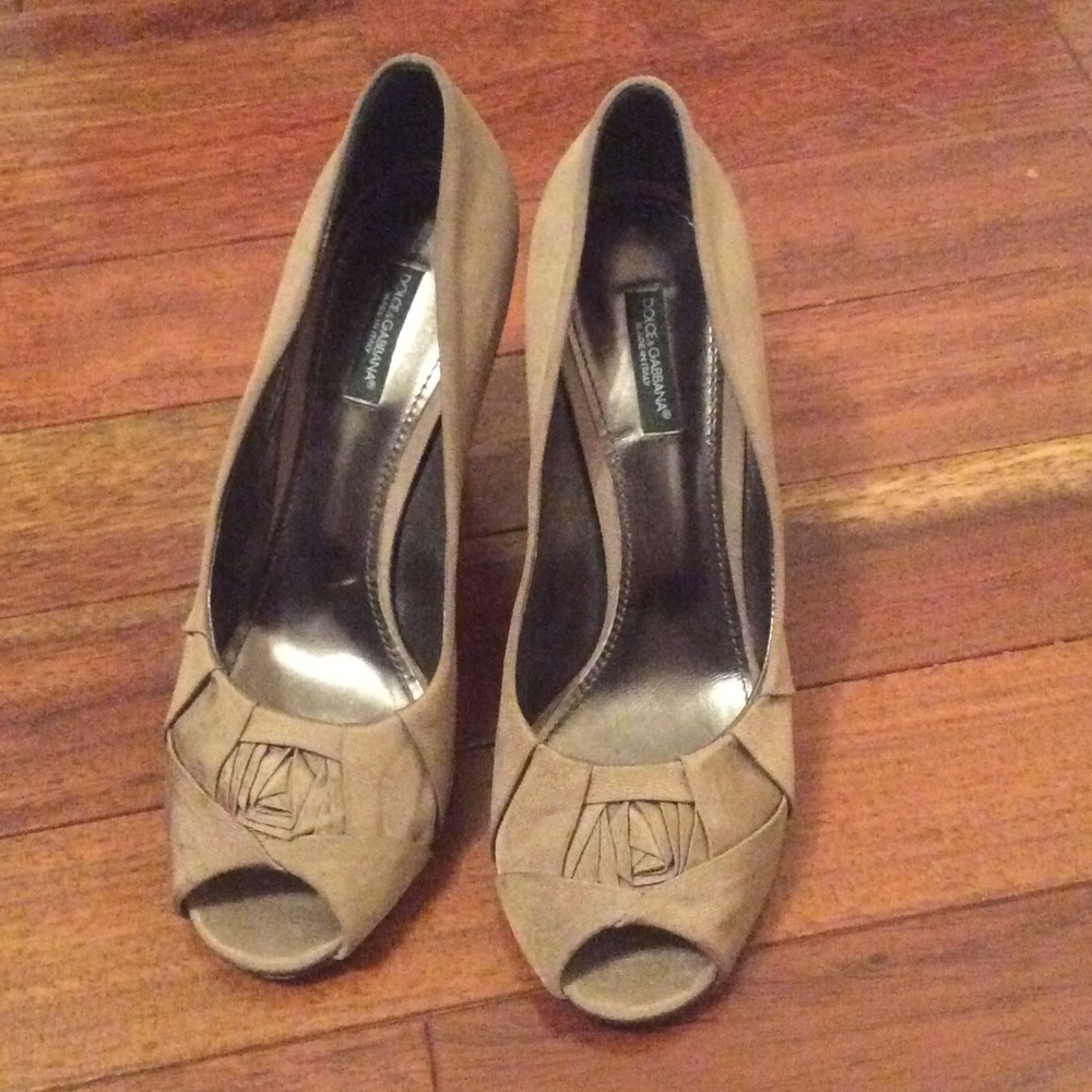 Authentic Dolce & Gabbana brown material pumps